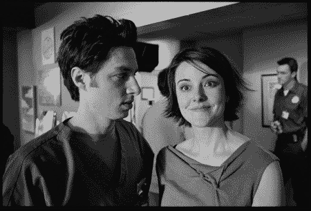Fotografía en blanco y negro del set de filmación de la serie de TV Scrubs dondé aparecen Zach Braff y Christa Miller